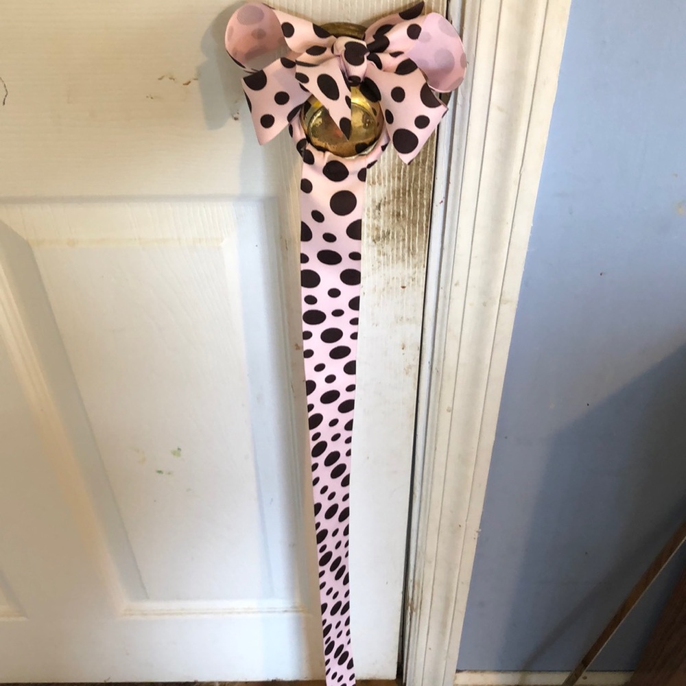 Long ribbon clip in bow holder